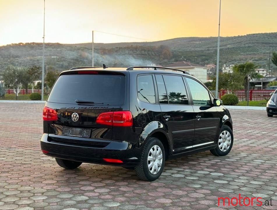 2012' Volkswagen Touran photo #3