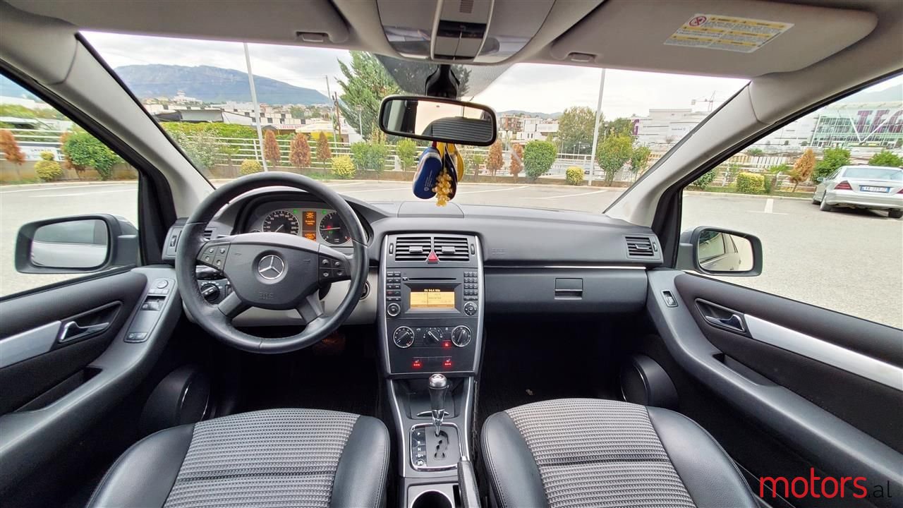 2011' Mercedes-Benz B 200 photo #2