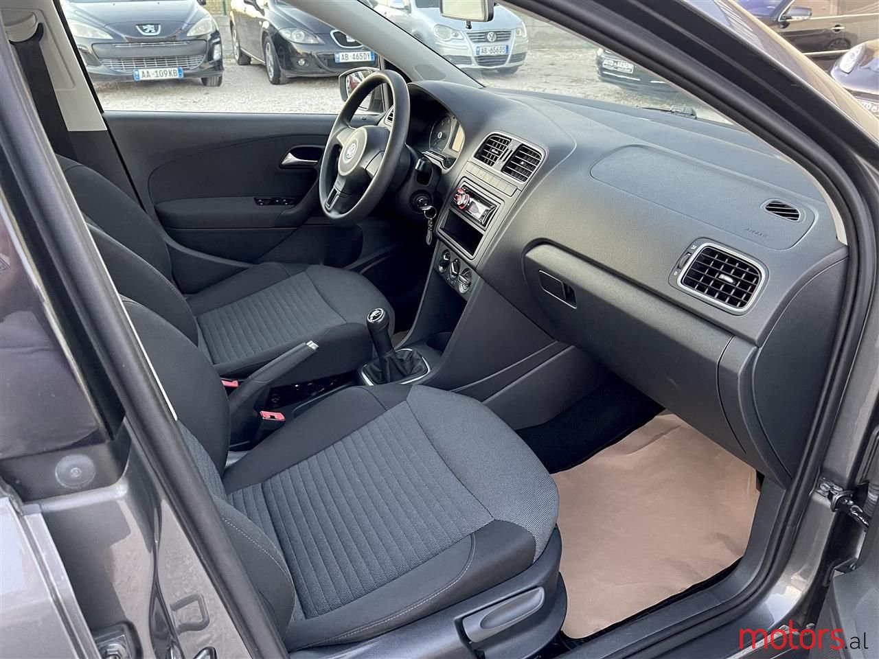 2012' Volkswagen Polo photo #3