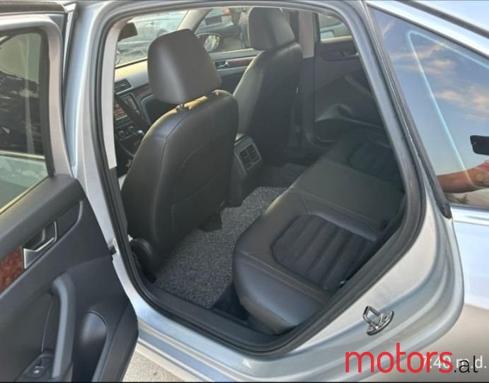 2013' Volkswagen Passat photo #3