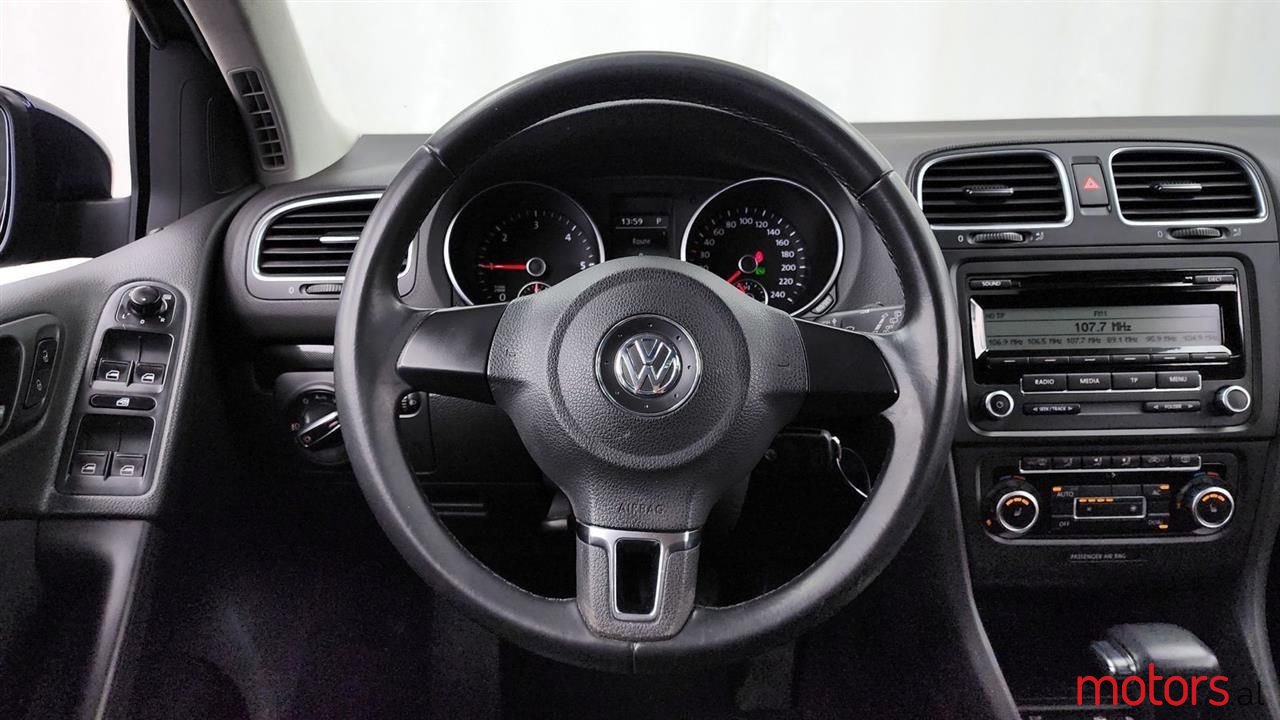 2010' Volkswagen Golf photo #2