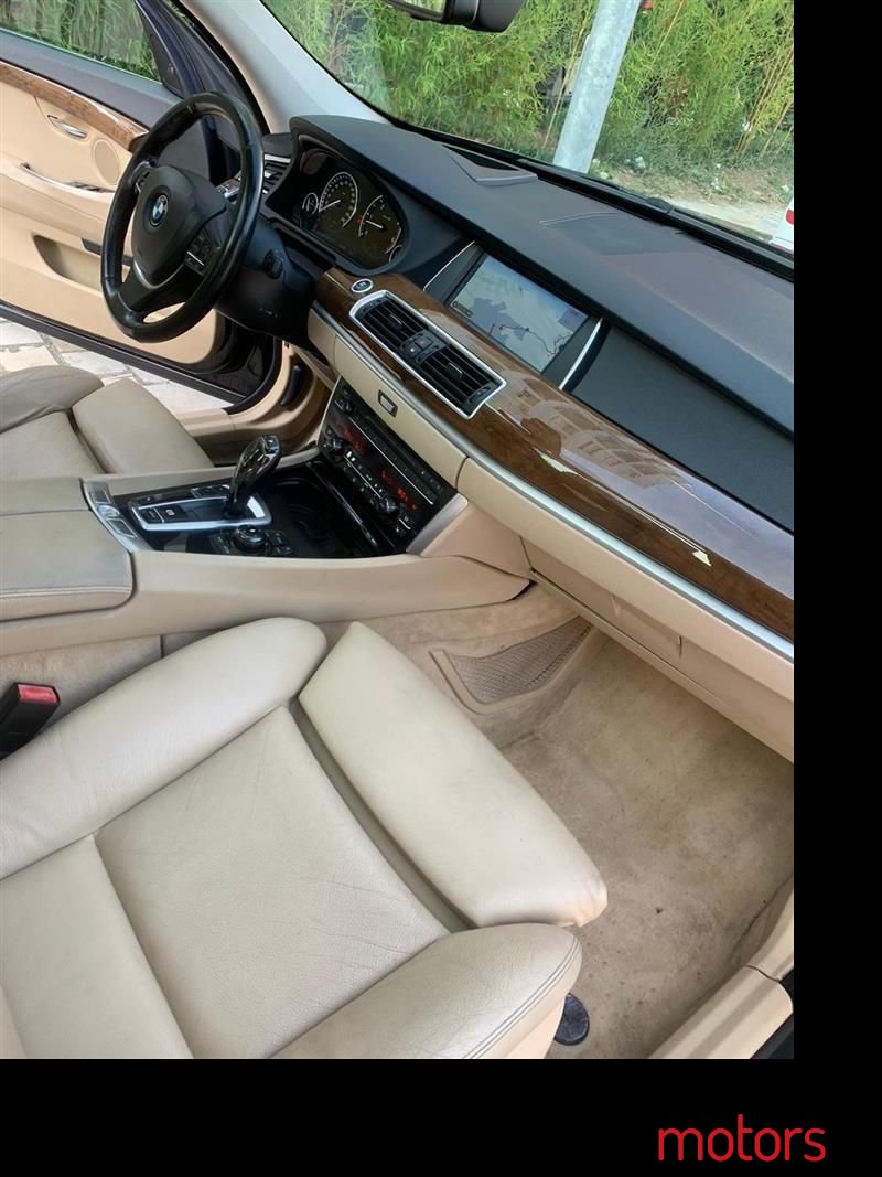 2011' BMW 530 photo #4