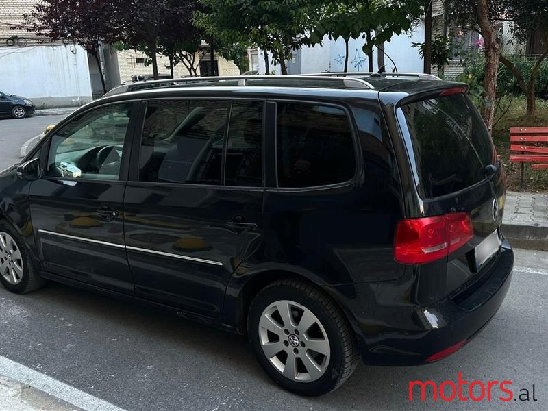 2011' Volkswagen Touran photo #2