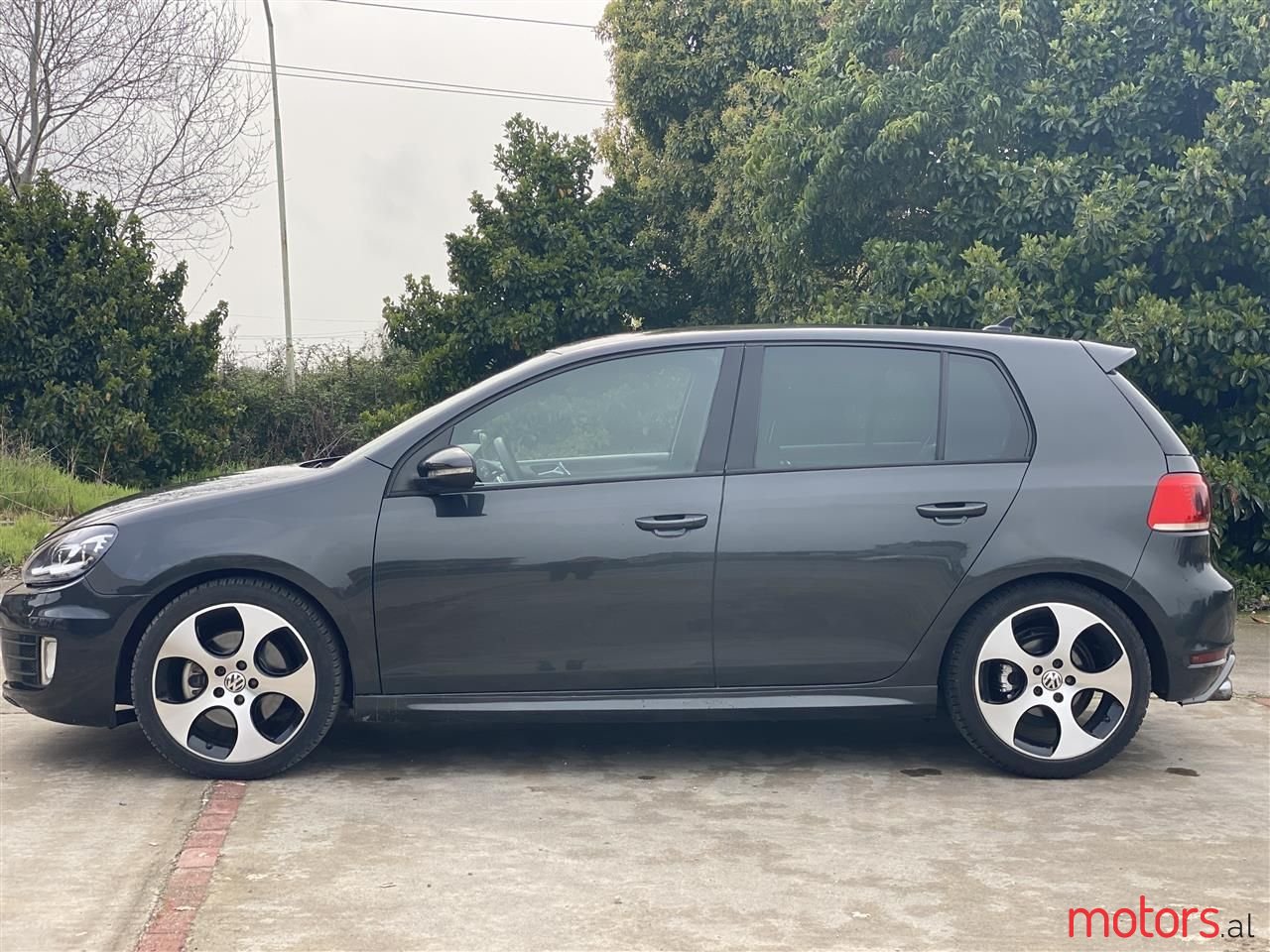 2011' Volkswagen Golf photo #2