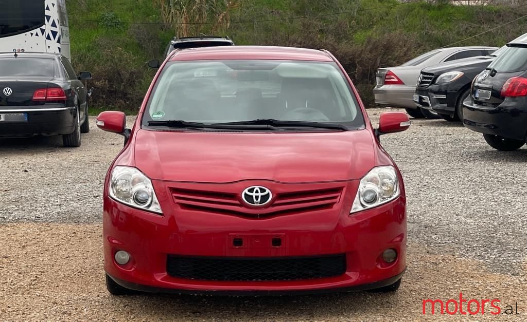 2011' Toyota Auris photo #2