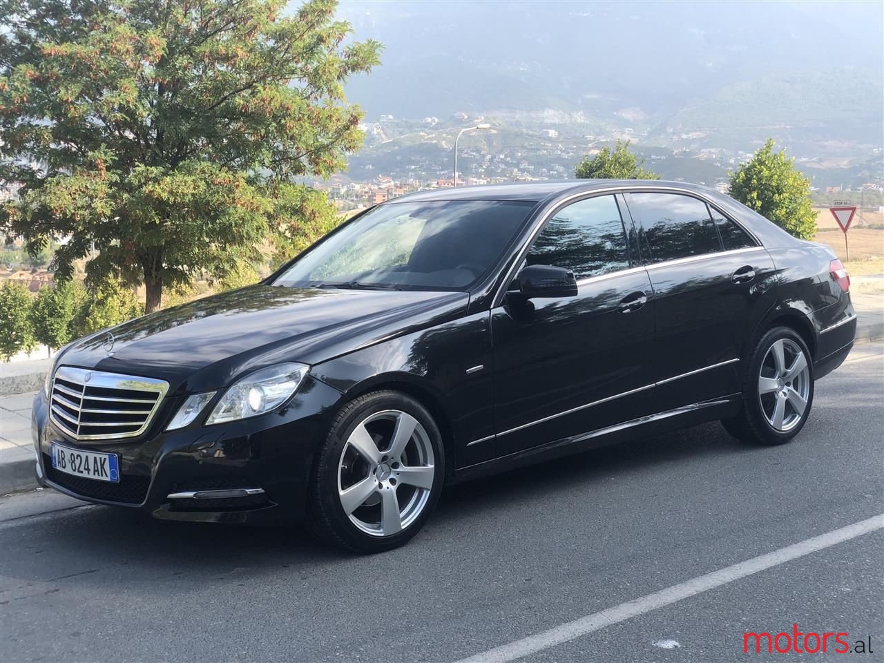 2011' Mercedes-Benz E 200 photo #1