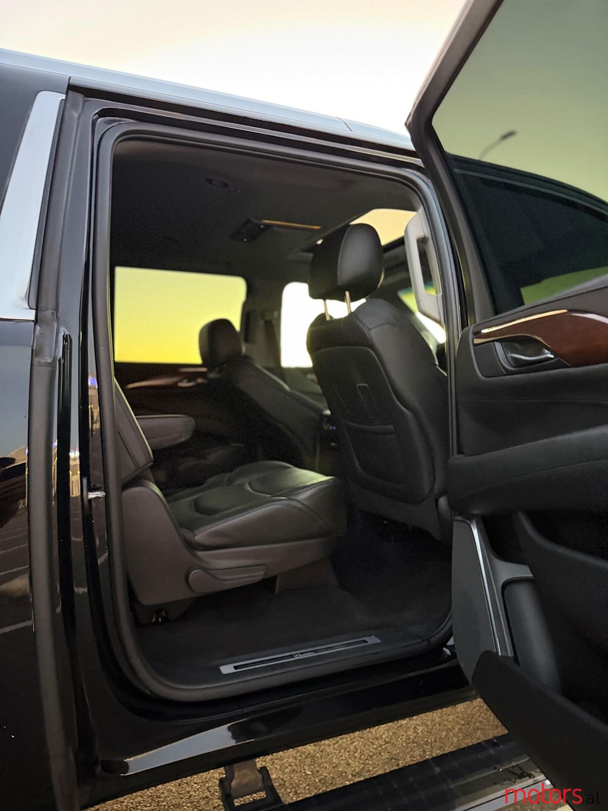 2016' Cadillac Escalade photo #3