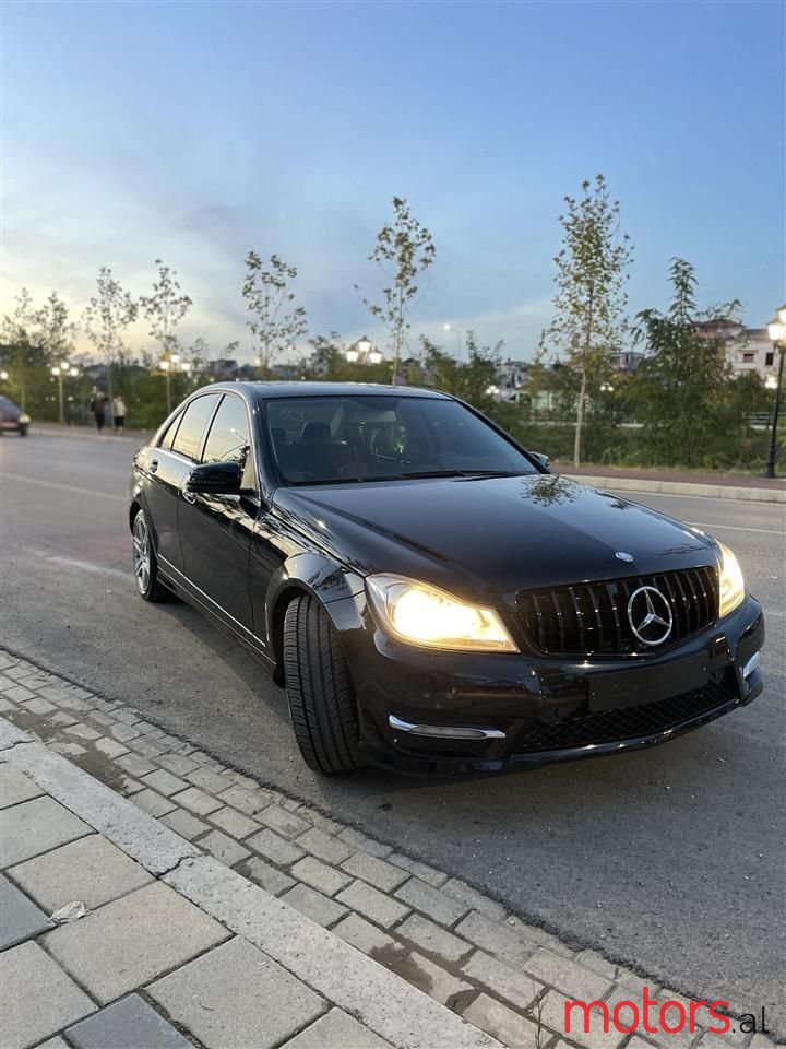 2012' Mercedes-Benz 300 photo #2