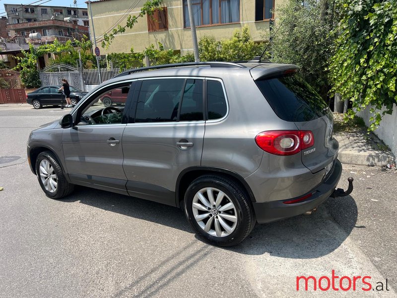 2011' Volkswagen Tiguan photo #3