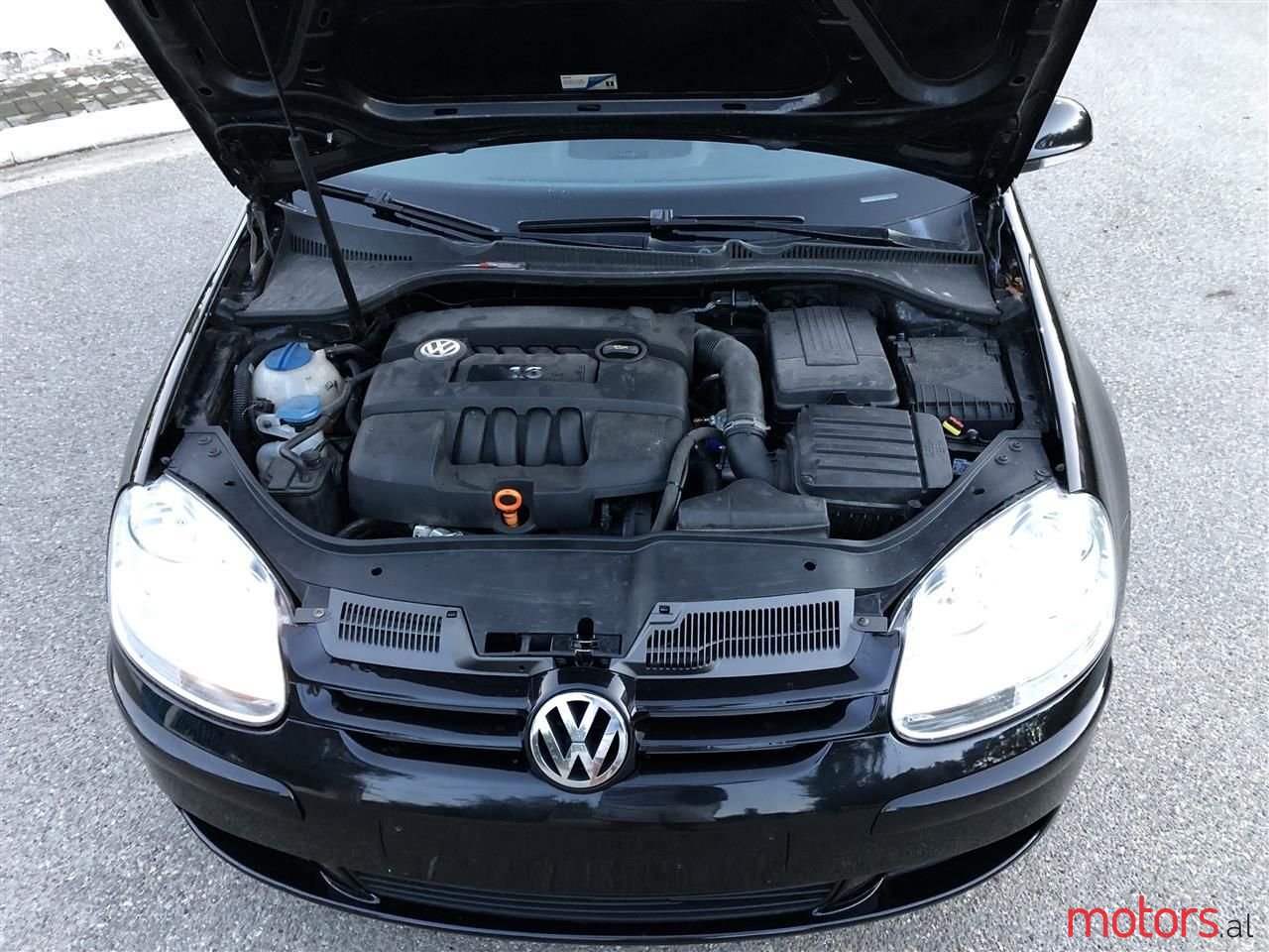 2004' Volkswagen Golf photo #2