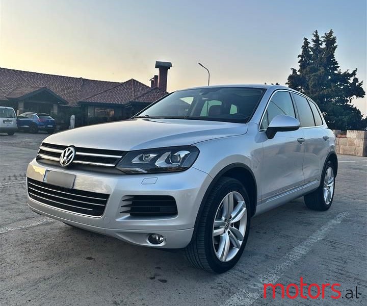 2013' Volkswagen Touareg photo #3