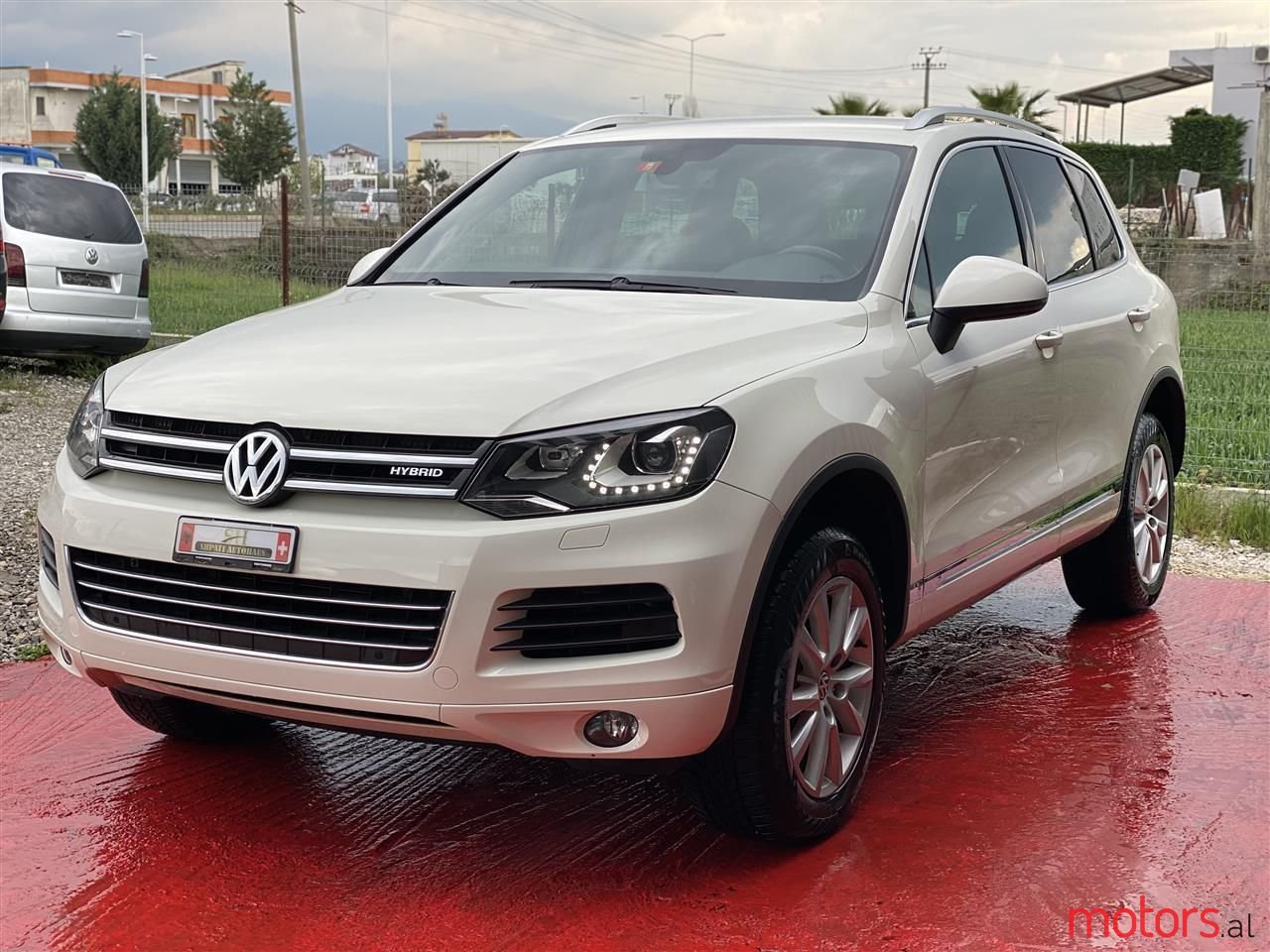 2011' Volkswagen Touareg photo #1