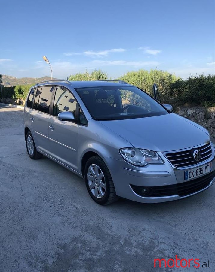 2008' Volkswagen Touran photo #1
