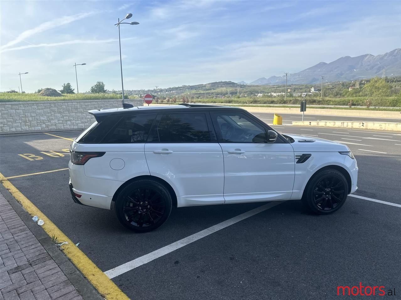 2018' Land Rover Range Rover Sport photo #3