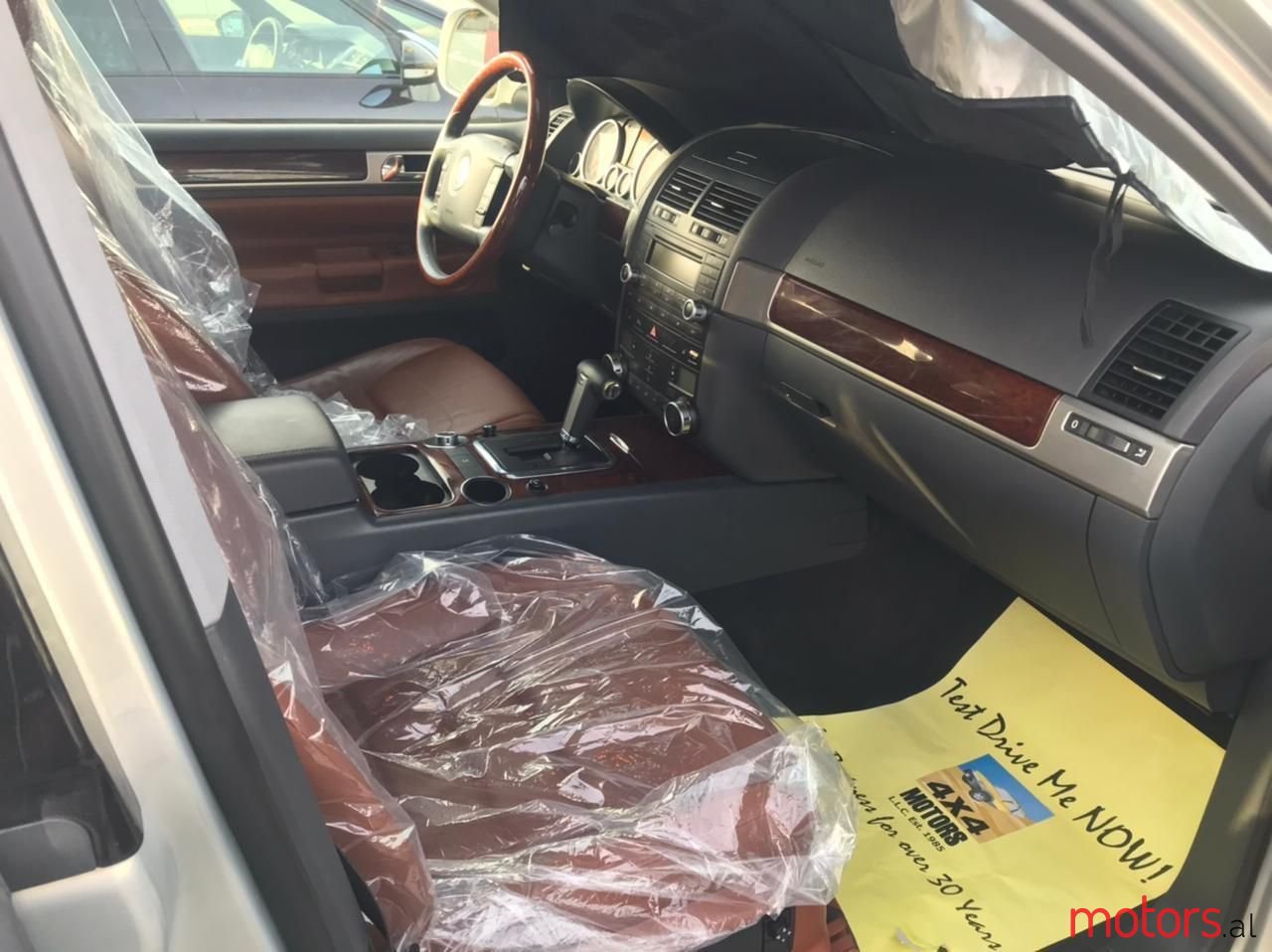 2009' Volkswagen Touareg photo #2