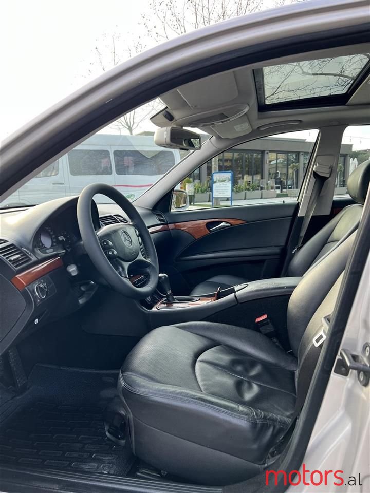 2009' Mercedes-Benz E 200 photo #3