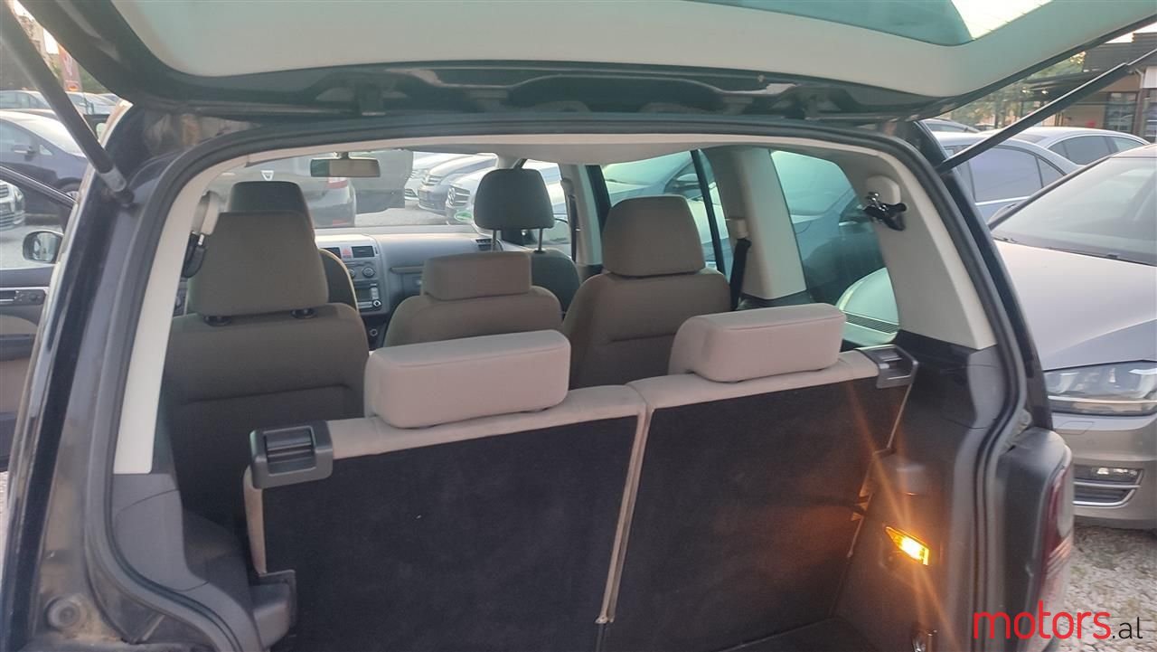 2007' Volkswagen Touran photo #3