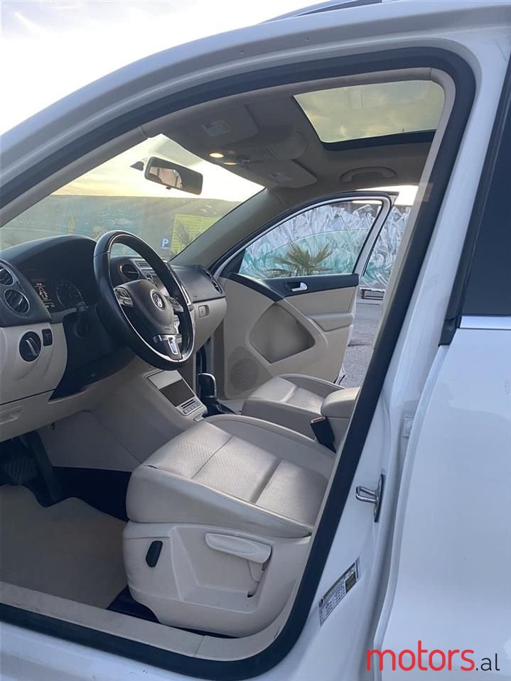 2012' Volkswagen Tiguan photo #4