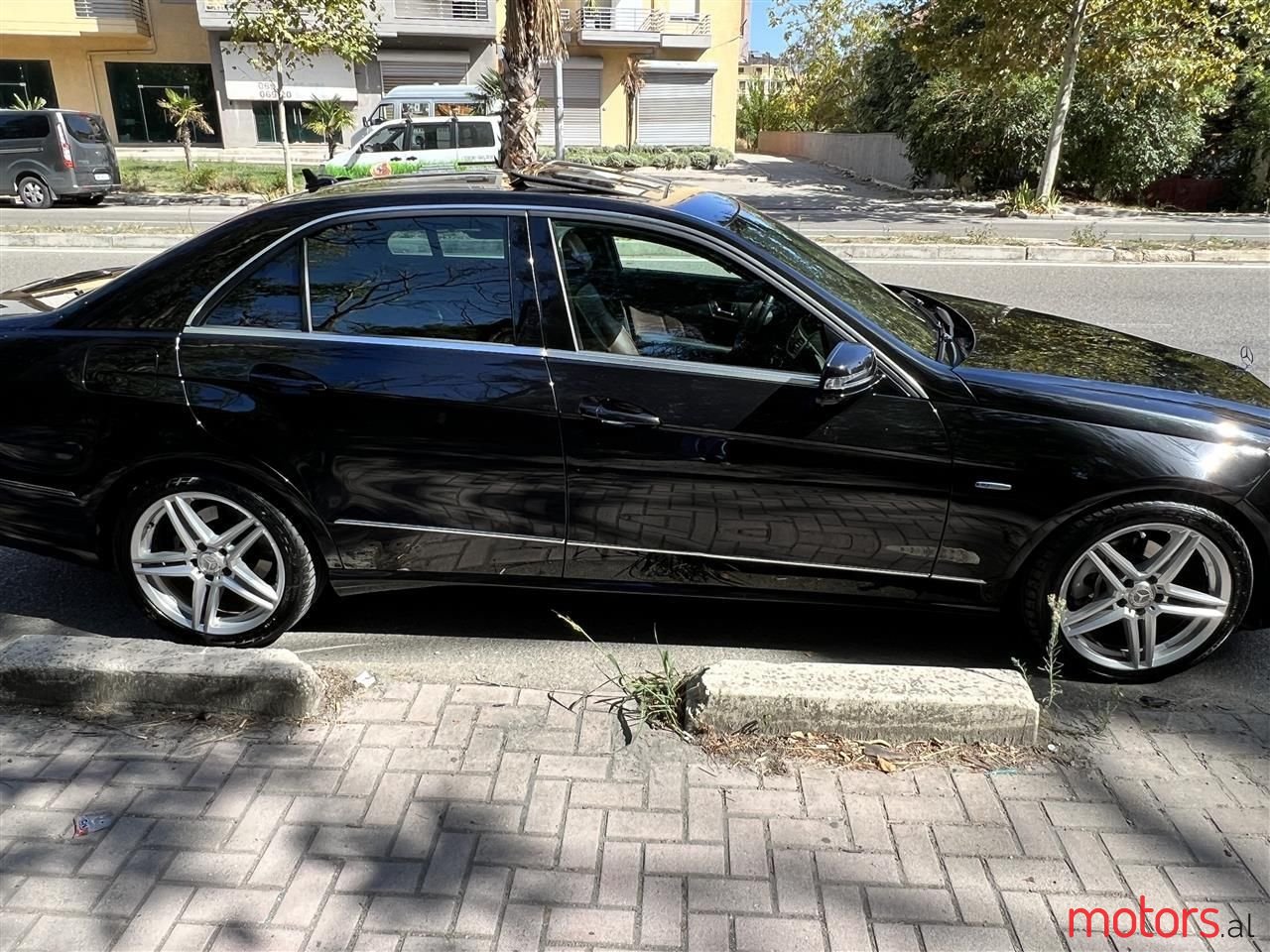 2011' Mercedes-Benz E 220 photo #3