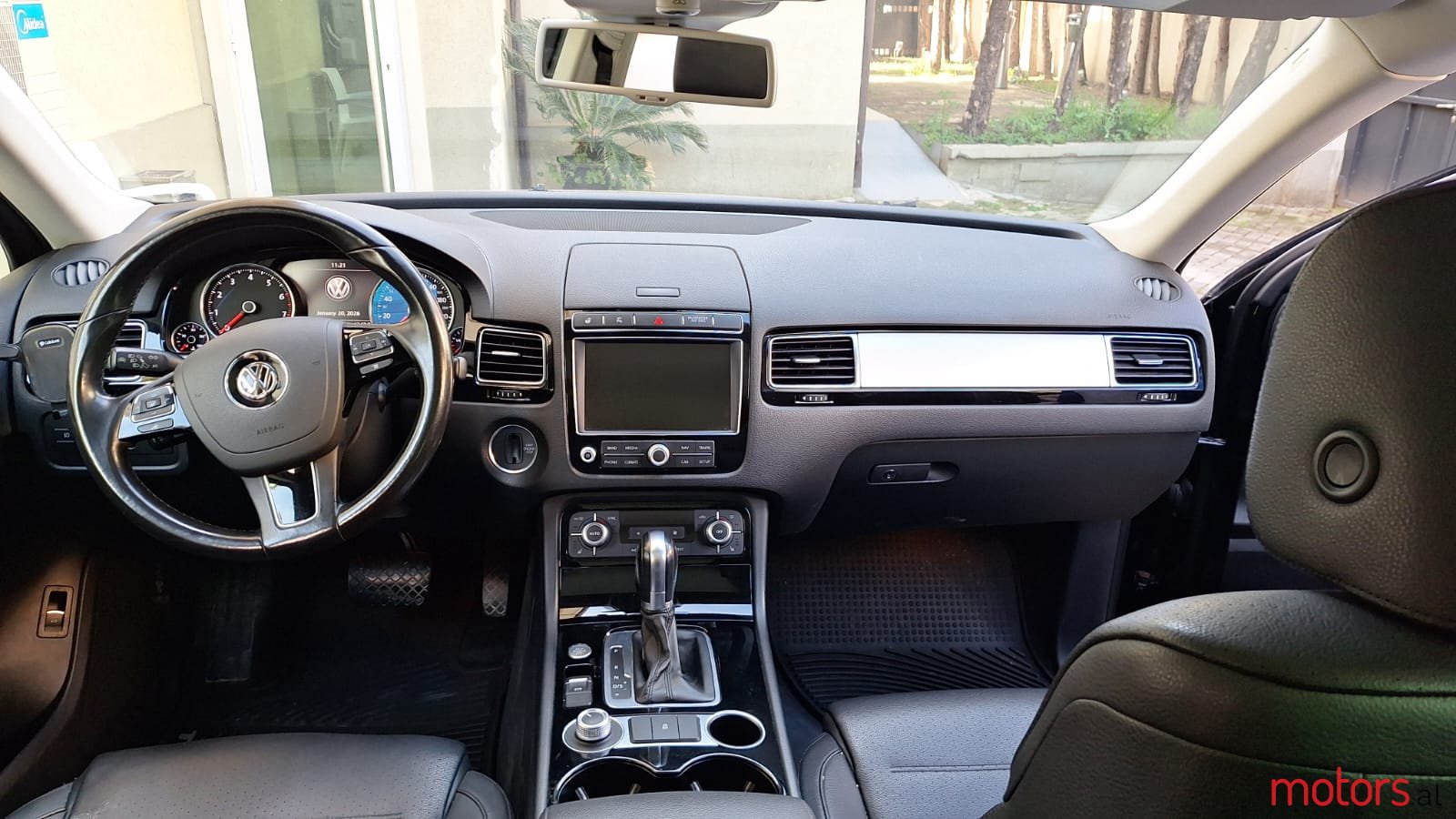 2016' Volkswagen Touareg photo #1