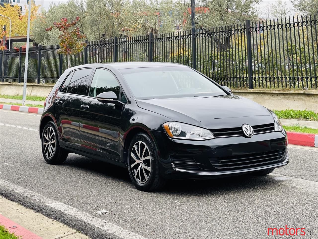 2017' Volkswagen Golf photo #2