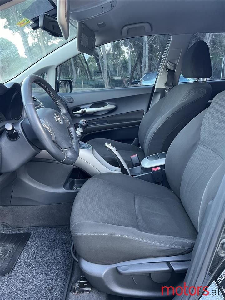 2008' Toyota Auris photo #3