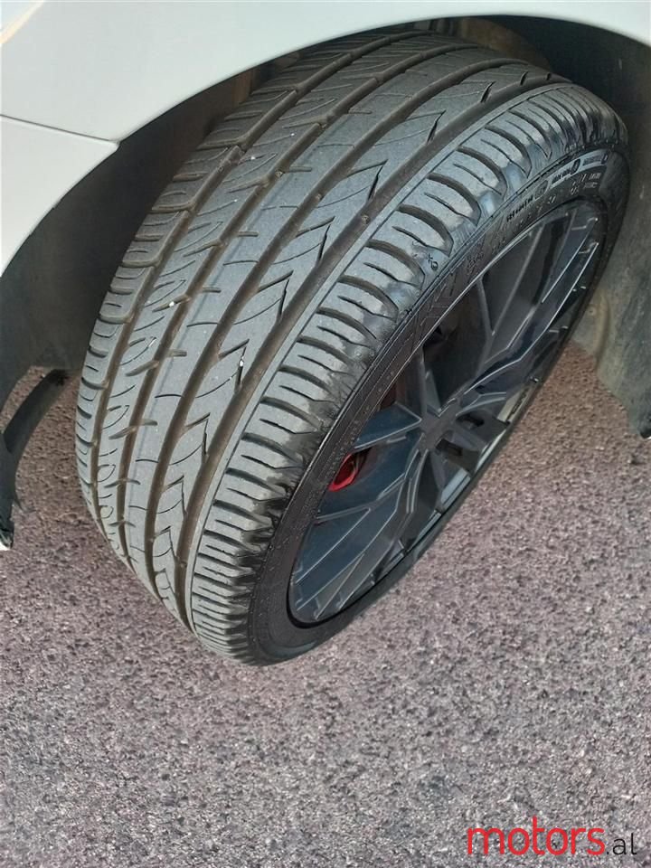 2011' Volkswagen Polo photo #2