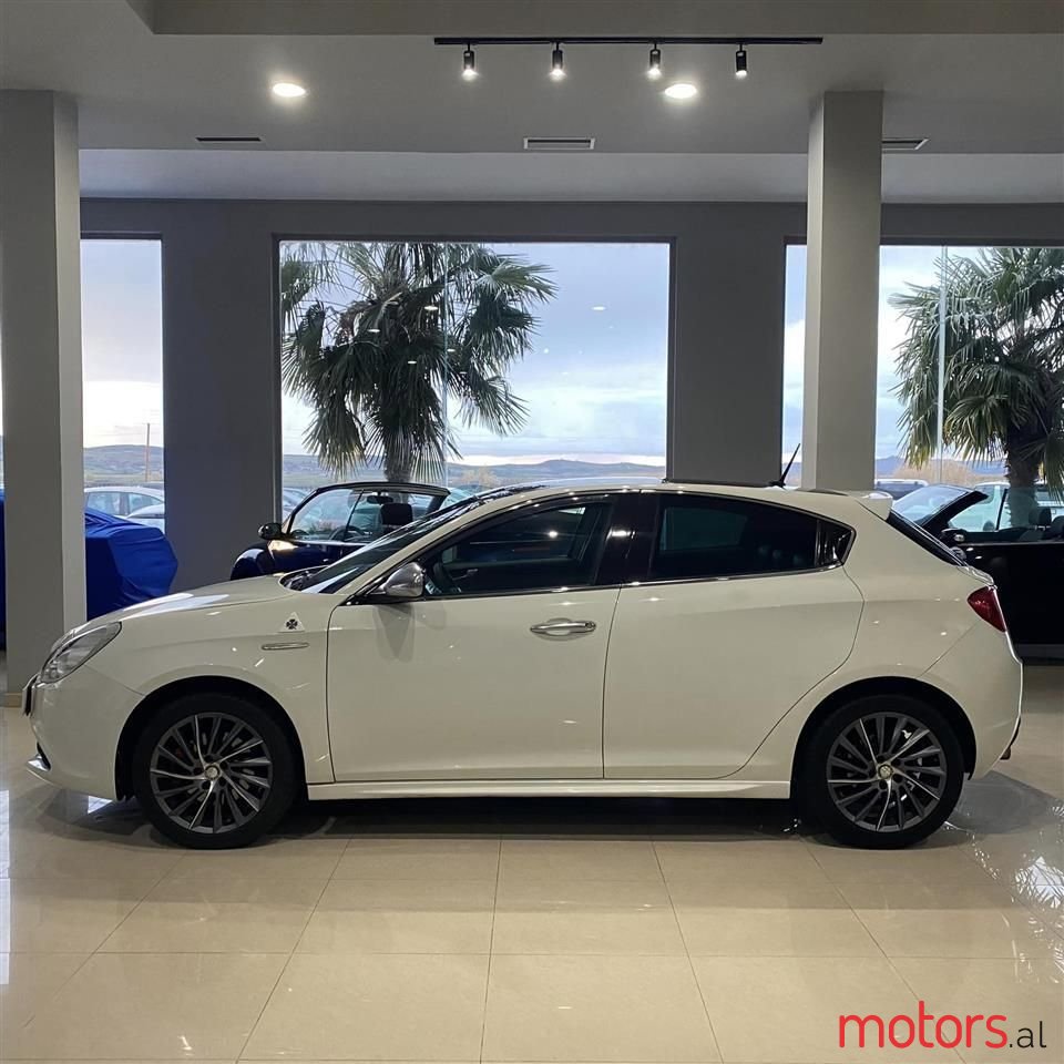 2010' Alfa Romeo Giulietta photo #3