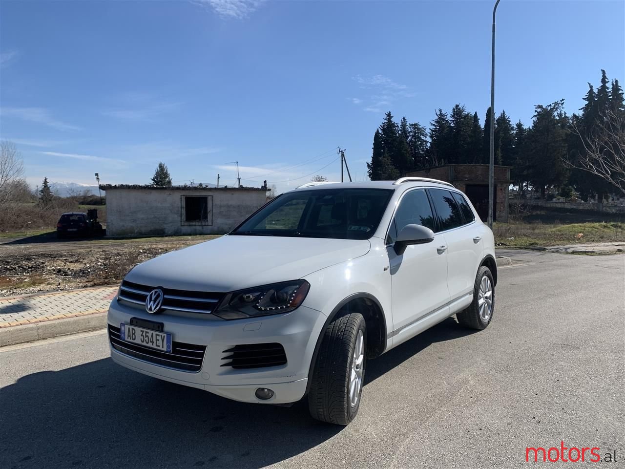 2013' Volkswagen Touareg photo #2