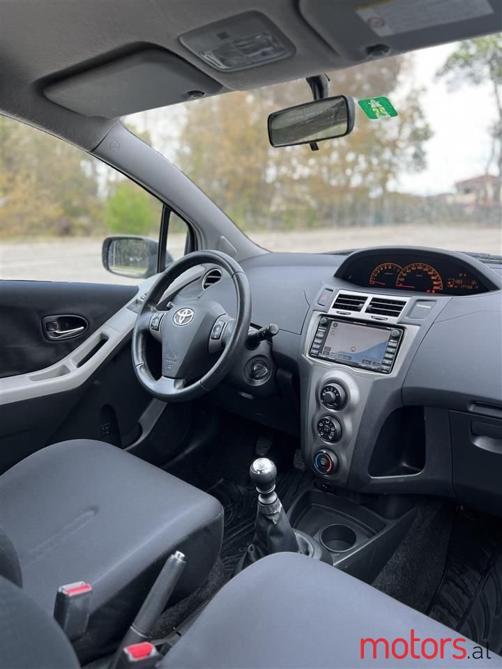 2010' Toyota Yaris photo #5