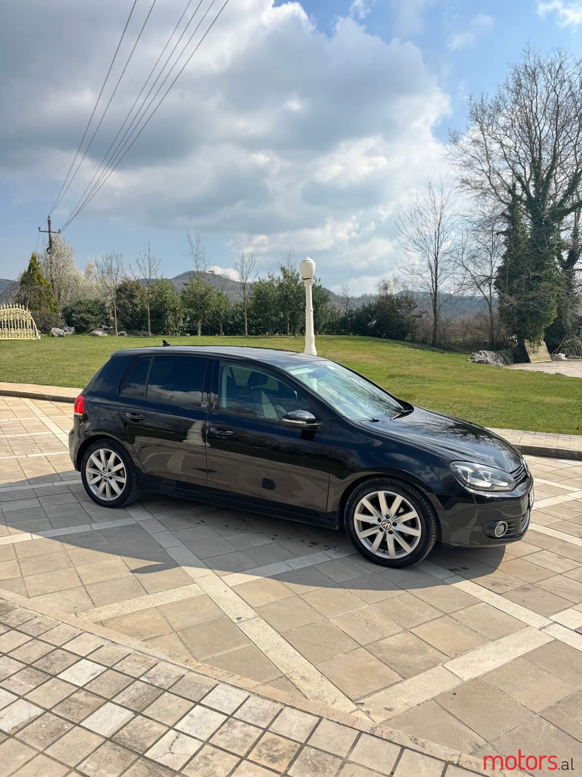 2011' Volkswagen Golf photo #3