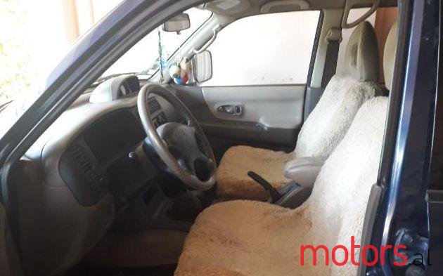 2000' Mitsubishi Pajero photo #2