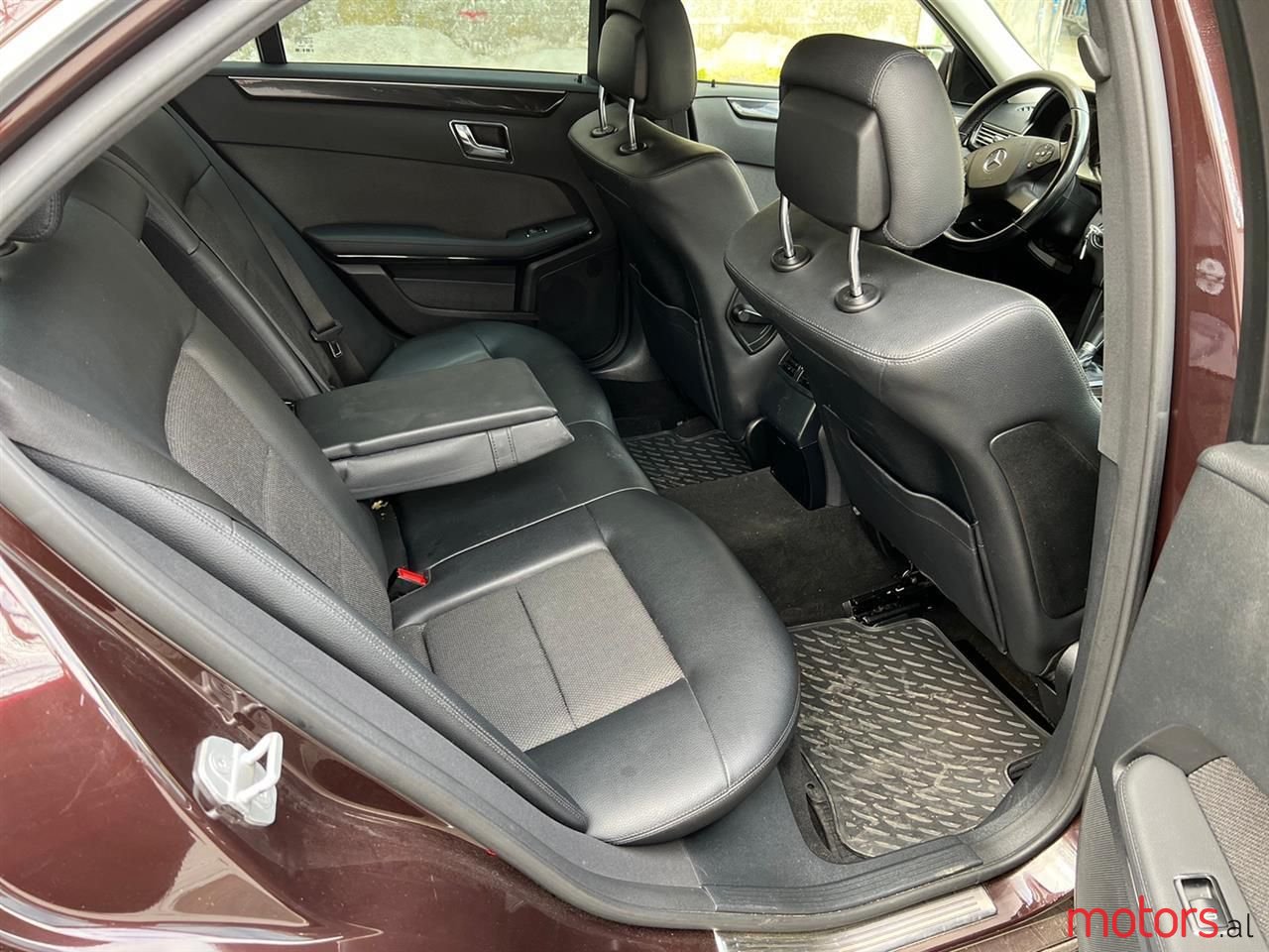 2010' Mercedes-Benz E 220 photo #3