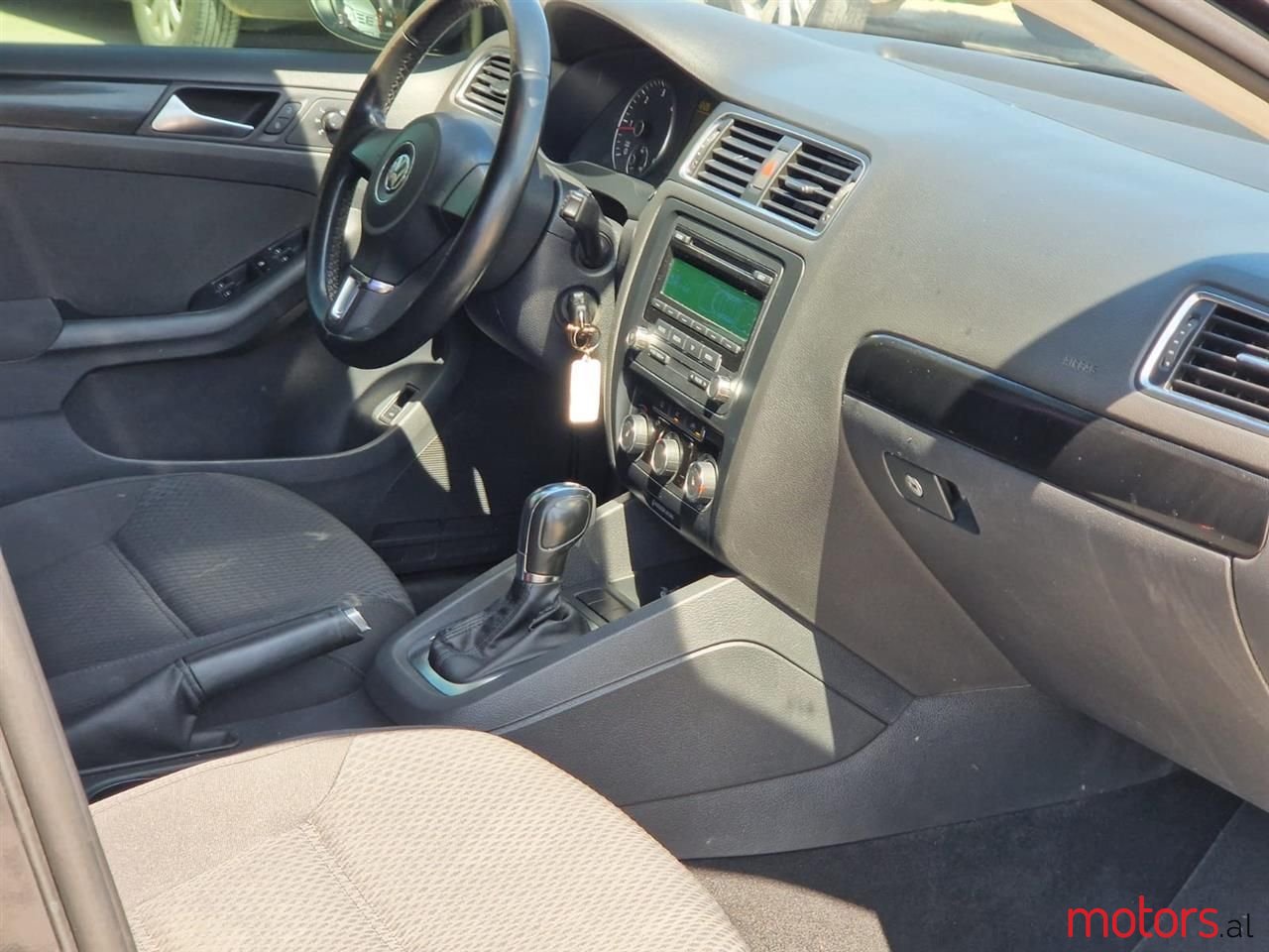 2012' Volkswagen Jetta photo #3