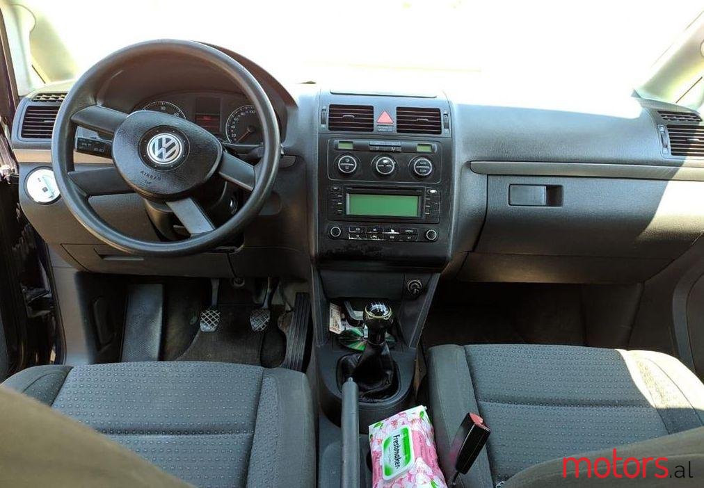 2004' Volkswagen Touran photo #2