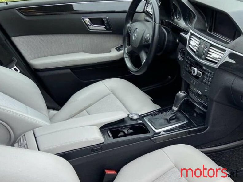 2011' Mercedes-Benz E 250 photo #3