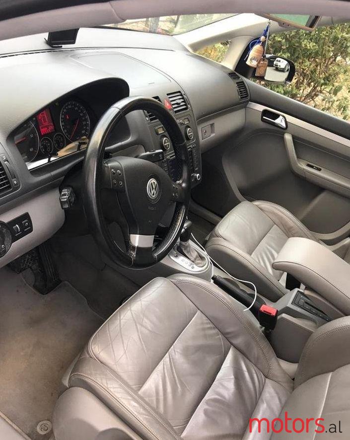2005' Volkswagen Touran photo #1
