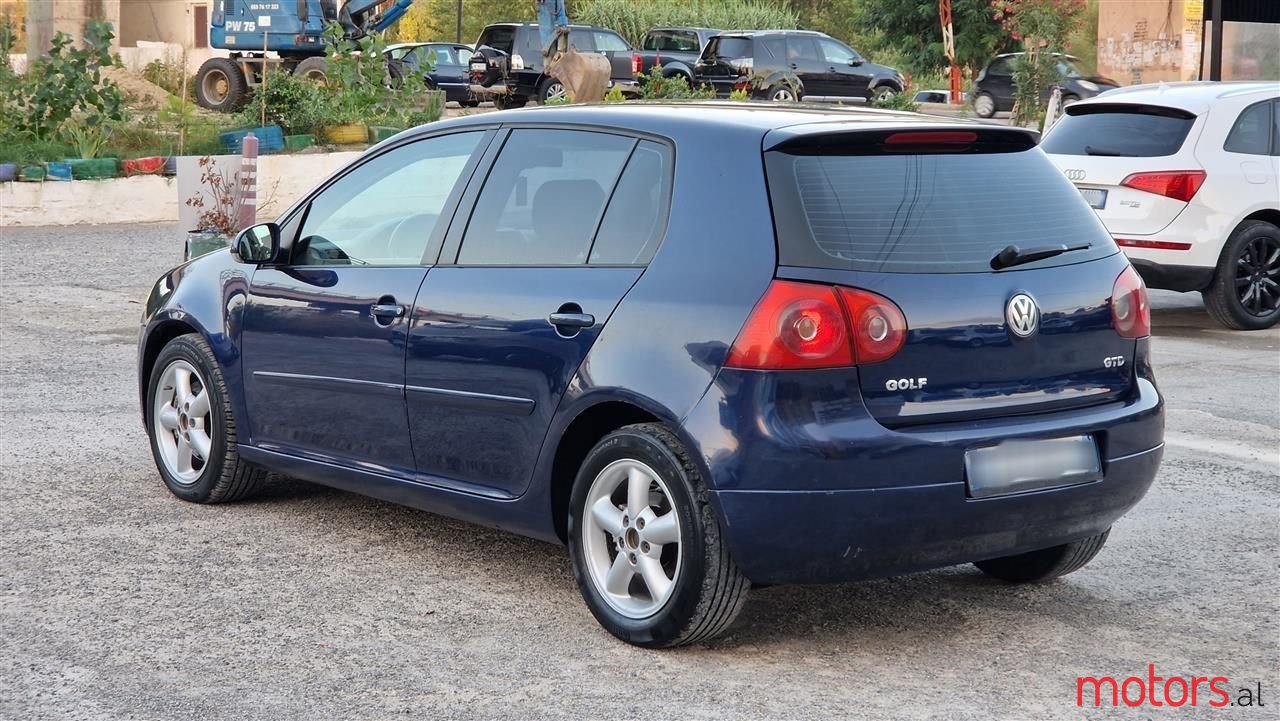 2004' Volkswagen Golf photo #2